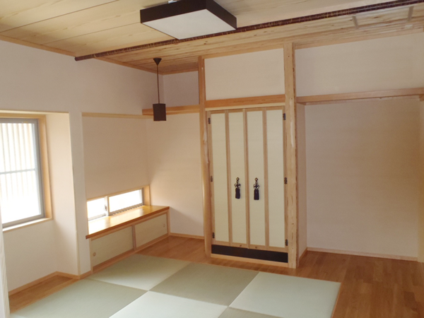 8畳の和室を和洋折衷のお部屋にするリフォームです。畳は４畳半分です。壁は珪藻土、フロア床はナラの無垢板です。